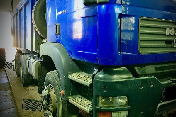 Когда нужно делать грузовой сход-развал: признаки, причины и выгода